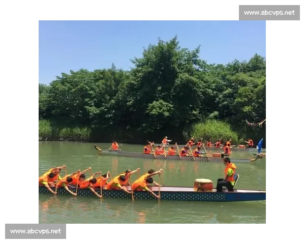 激情碰撞水花四溅 传统龙舟赛事展现英雄豪杰风采